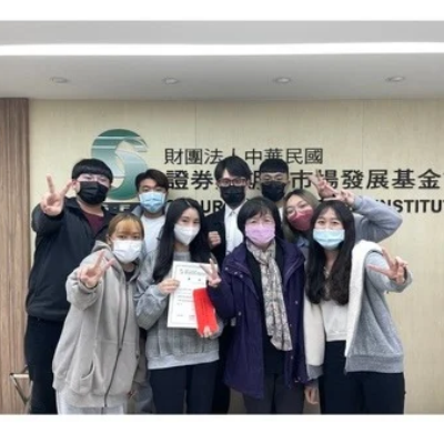 恭賀🎉🎉🎉 文化大學財務金融學系 梁連文教授帶領系上學生，參與證券暨期貨發展基金會『資產管理ESG與投資分析』學士學分學程，期末報告經評選成績優異，榮獲第三名。圖片